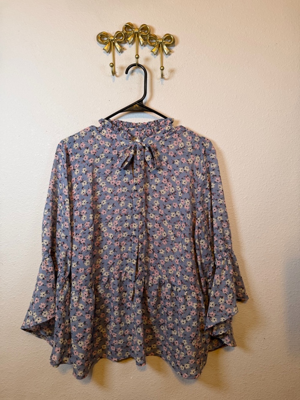 Moon Orchid Floral Tie-Neck Ruffle Blouse in Gray w/pink Floral. Size 14/16